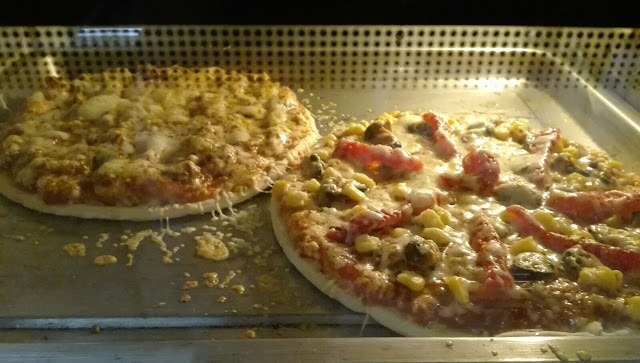 Imagen de orneado de pizzas atún con mejillones en escabeche y atún con clamares en salsa americanas