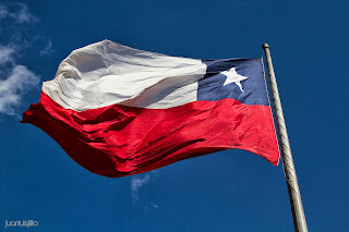 Bandera de Chile que ondea frente a La Moneda