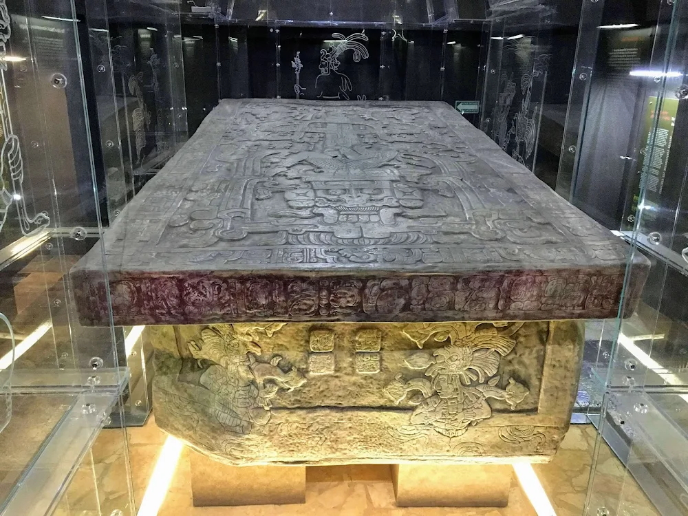パカル王の石棺のレプリカ