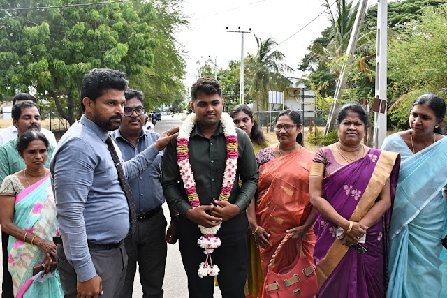  பாக்கு நீரினையை  நீந்திக் கடந்து சாதனை புரிந்த   இளம் மாணவன்   தவேந்திரன் மதுஷிகன் அவர்கள்  மட்டக்களப்பு மாவட்ட செயலகத்தினால் கௌரவிக்கப்பட்டார் .