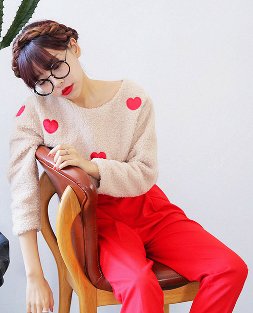 Heart Accent Point Sweatshirt