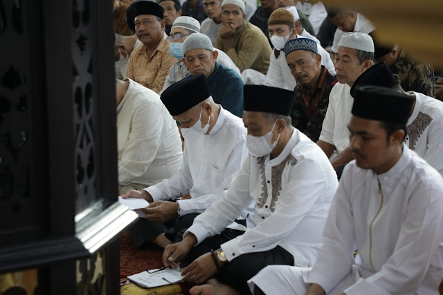 Bupati bersama Wabup Asahan dan Keluarganya Melaksanakan Sholat Id 1443 H di Masjid Agung H. Ahmad Bakrie Kisaran