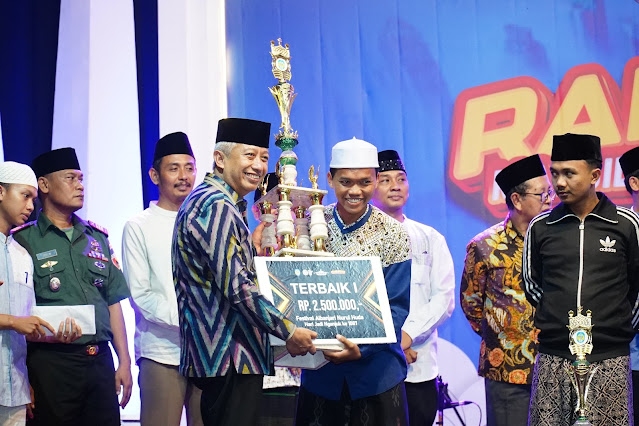 Pj Bupati Nganjuk, Sri Handoko Taruna, secara simbolis menyerahkan hadiah kepada para pemenang lomba Ramadhan Fest Tahun 2024 di Masjid Nurul Huda Tanjunganom, Jumat 29 Maret 2024