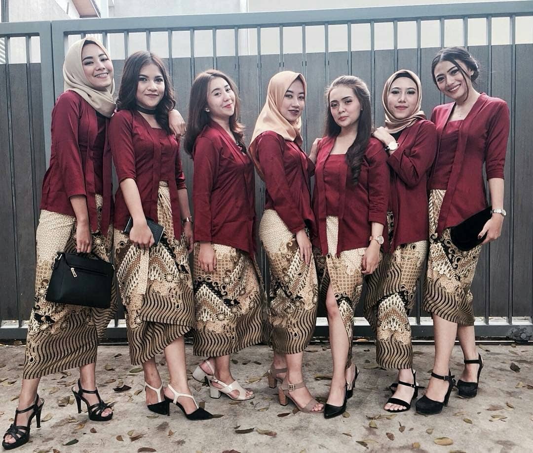 Inspirasi Model  Kebaya  Modern  Maroon Rok  Batik  Parang 