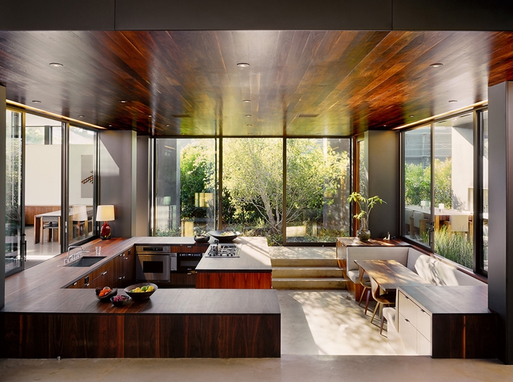 Sunken kitchen in Vienna Way Home by Marmol Radziner