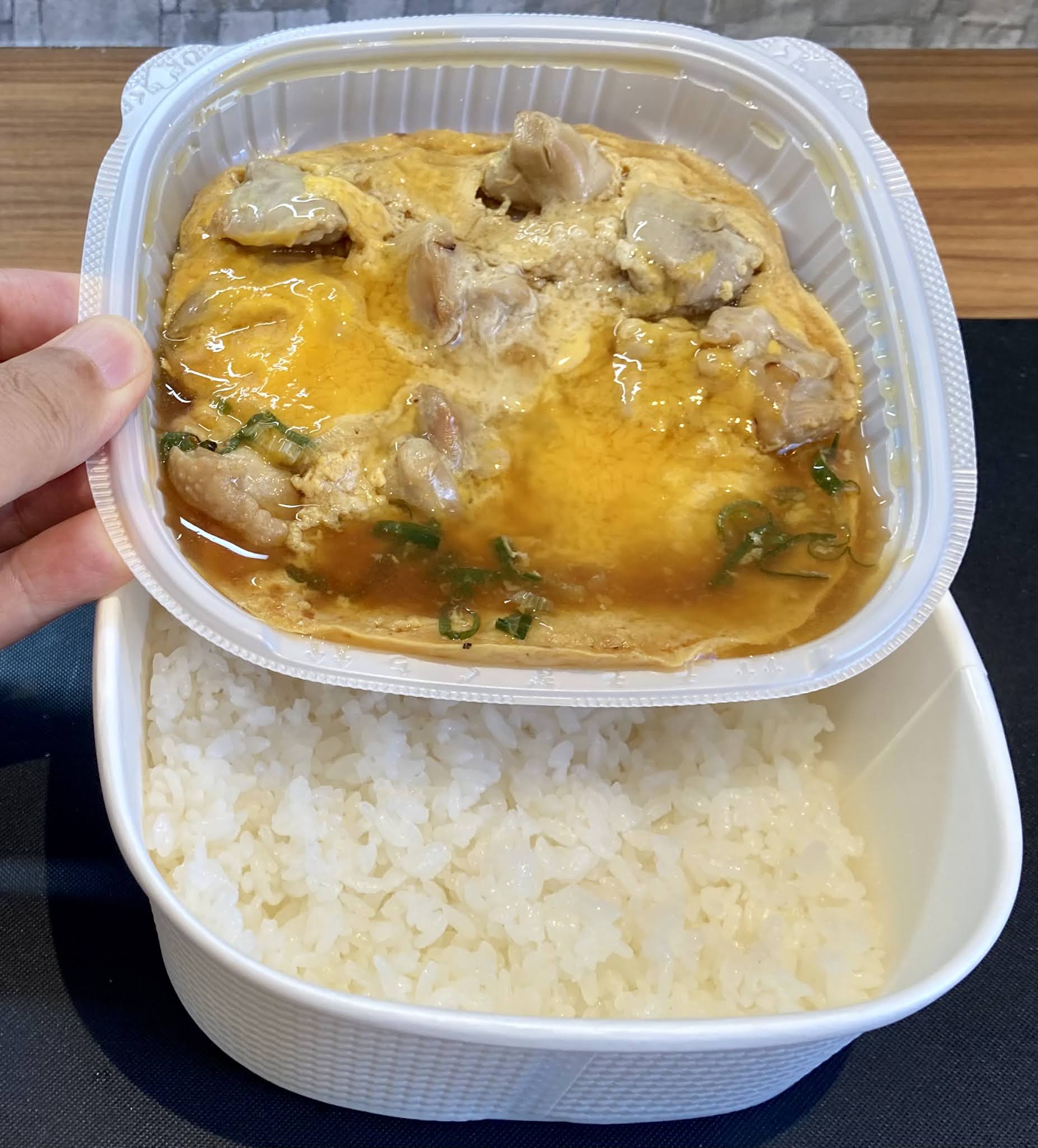 ファミマvsセブン親子丼ガチンコ実食対決22 カロリー糖質も比較 コンビニサラリーマン総研 コンビニ サラリーマン総研 最新コンビニ グルメがわかるブログ