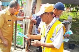 Bupati Labuhanbatu Bagikan Masker dan Hand Sanitizer Kepada Warga Disekitar RSUD Rantauprapat