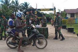 Satgas TNI Yonif 756 WMS Bagikan Takjil Untuk Berbuka Puasa di Kepi