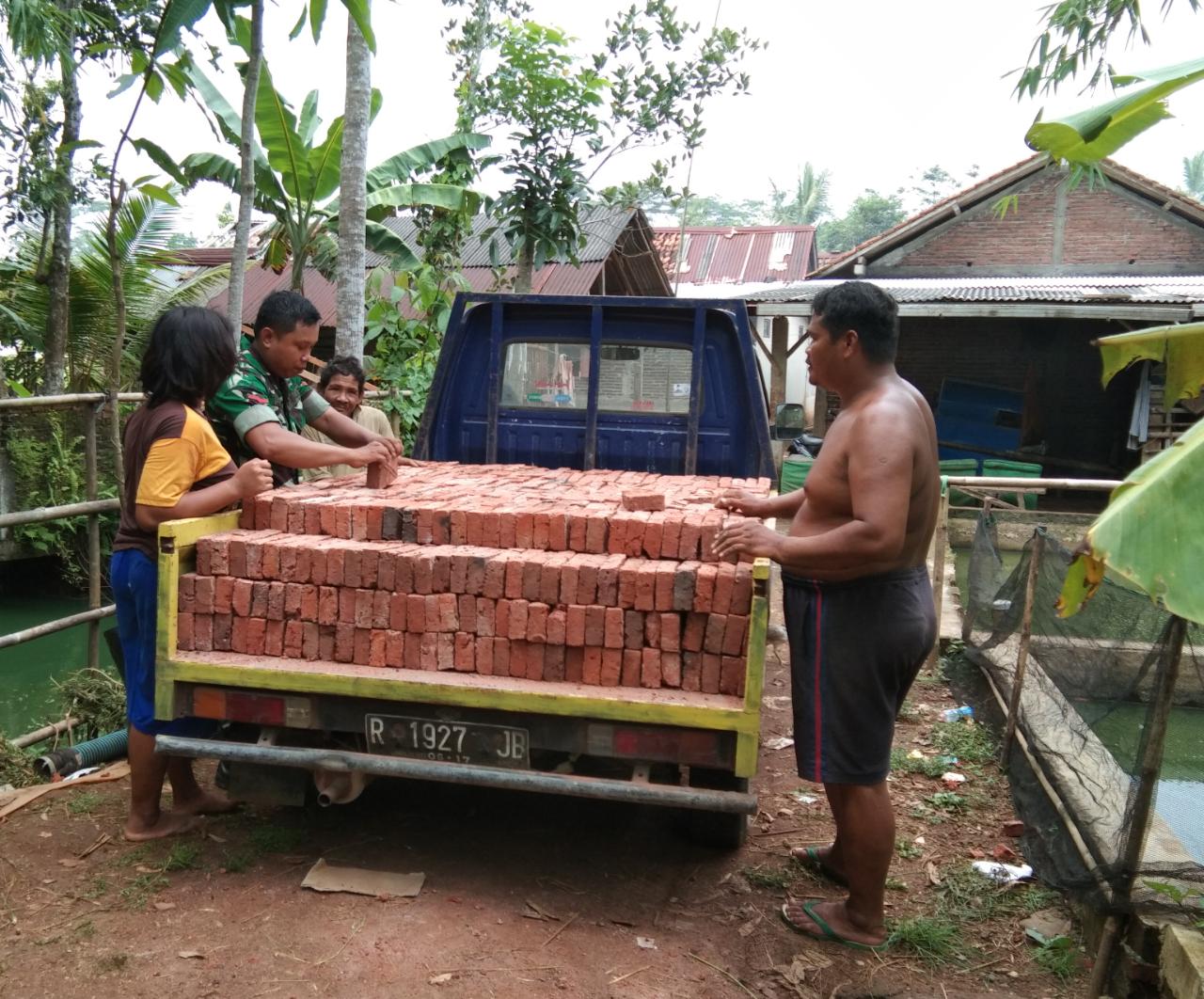 Babinsa Nusawungu Tingkatkan Usaha Industri Pengrajin Batu Bata
