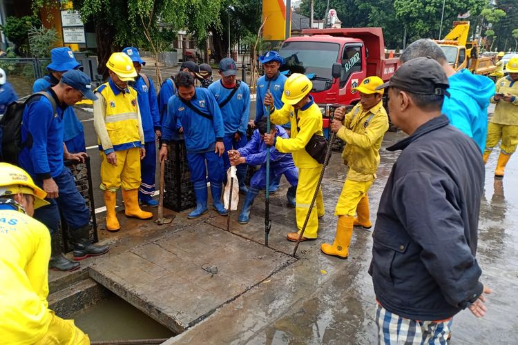 TERBONGKAR! Ada Tawaran Pekerjaan Menyumbat Saluran Air di Jakarta Agar Banjir, Anies Ditarget!
