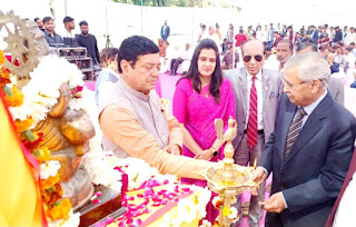 मीडिया केसरी, कार्यक्रम का शुभारम्भ माँ सरस्वती की प्रतिमा के समक्ष माल्यार्पण एवं दीप प्रज्ज्वलन के साथ हुआ। इसके पश्चात् अतिथियों को माला पहनाकर उनका स्वागत किया गया। तत्पश्चात् रूपल जाँगिड़ द्वारा गणेश वन्दना पर सांस्कृतिक प्रस्तुति दी गई। मनीषा एवं उनकी टीम द्वारा सरस्वती वंदना की प्रस्तुति दी गई।