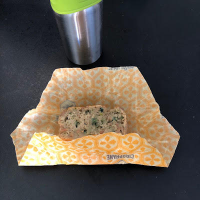 Tranche de breadcake à la courgette dans emballage Cirophane