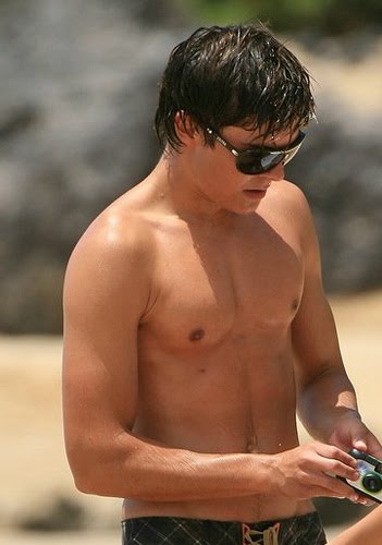 zac efron 2010 shirtless. ZAC EFRON SHIRTLESS