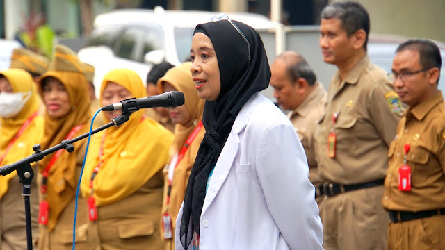 dr. Purwa Riana Isnaya, Sp. KJ., M.Kes memberikan sambutan saat apel hari kesehatan jiwa sedunia