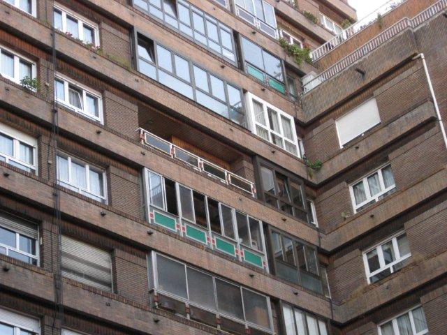 Edificio con balcones no uniformes