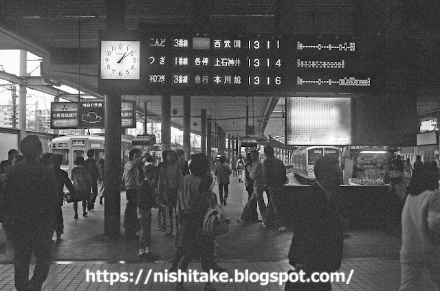 1982年、西武新宿の改札口周辺から見たホーム方向。　西武新宿　1982.11.6