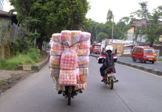 menitipkan dagangan ke warung