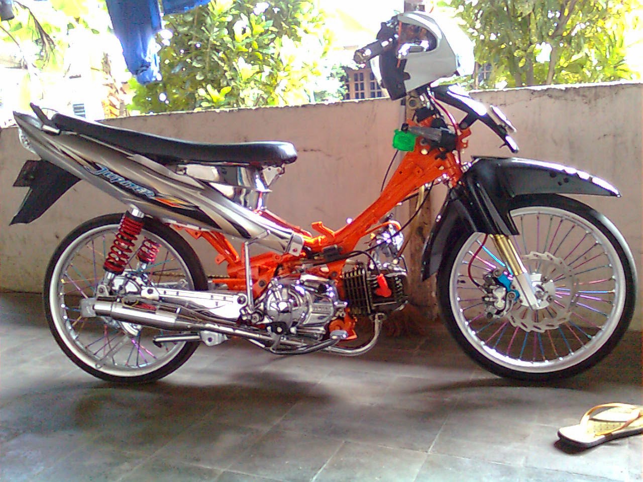 Foto Gambar Modifikasi Motor Vega R 2005 Warna Orange Sukaon