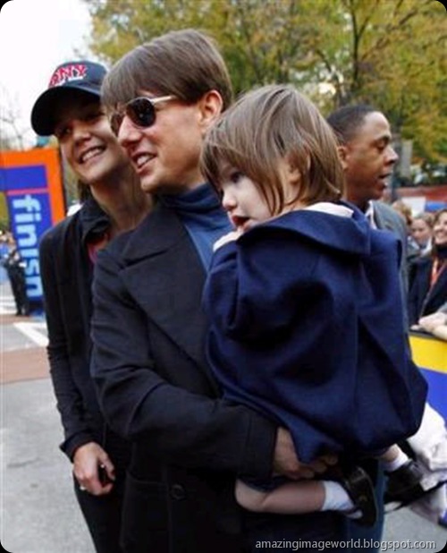 Tom Cruise holding his daughter Suri001