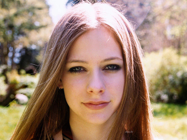 Famous Canadian Singer Avril Lavigne Photo Gallery
