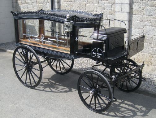 Carroza fúnebre tirada a caballos.