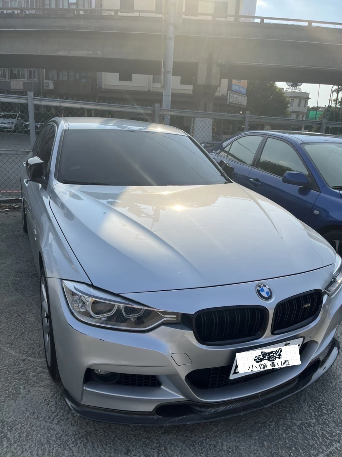 BMW 316i 車商都收多少錢? BMW 316i中古價格好嗎?二手車商喜歡收BMW316i嗎?趕快來問小曾團隊就能知道答案喔!!!!   林小姐因為上班忙碌沒辦法自售，所以從網路找到我們，覺得我們的收車服務和其他中古車商不同，外面很多中古車商只標榜高價收購、行情加3萬收車之類的 。只負責強調自己多高價 ，但事實上也是唬爛居多。   反觀小曾團隊都是誠實看車況、行情去報價 ，雖然是笨笨的做法但是最誠實 。您的愛車車況如果水準有到 ，自然就超高價。如果您的愛車發生過事故 、里程又多 ，那當然就是低價收購 。   林小姐覺得我們網路的介紹很不錯，就跟我們約隔天看車估車 ，看了一下車雖然跑多但顧得算不錯 ，所以就快速簽約。但林小姐的愛車BMW 316i 還有剩餘一些貸款，所以沒辦法那麼快速過戶 ~~ 直到這幾天我們協助林小姐代償銀行貸款之後 ，再將扣除貸款後的金額轉給林小姐就快速完成這次收車了 !!!!    林小姐覺得我們服務好、速度快、價錢也不錯 ，快速將車賣給我們之後也不用負擔貸款壓力 !!! 真的是太棒了 !!!