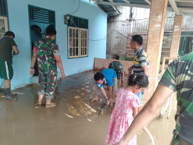  Pasca Banjir, Anggota Koramil 02/Sungai Limau Bantu Bersihkan Mushola