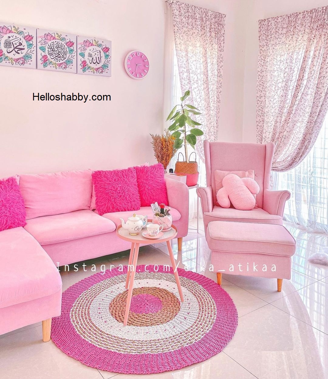 Ruang tamu mungil dengan sentuhan warna pink pastel