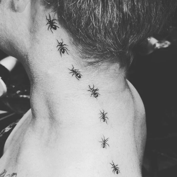 Tatuaje de hormigas por portofcall.tattoos