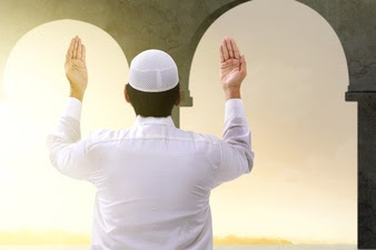 Doa sayyidul istighfar memiliki keutamaan sangat baik untuk memohon ampunan dari Allah Subhanahu wa ta'ala. Barang siapa yang membaca doa-doa tersebut akan terhindar dari berbagai perbuatan dosa dan tercela.  Sebagai umat Islam tentunya sangat dianjurkan membaca sayyidul istighfar setiap hari, mulai pagi hingga sore. Bacaan doa sayyidul istighfar bisa dikerjakan setelah melaksanakan sholat. Amalan ini memiliki keutamaan yang sangat tinggi di sisi Allah Subhanahu wa ta'ala. Jika membacanya pada pagi hari setelah Sholat Subuh maka doa tersebut akan menyertai selama pagi hari.  Begitu juga ketika membacanya pada petang bakda Sholat Ashar, maka doa tersebut akan menyertai selama sore hari. Hadis riwayat Imam Bukhari telah meriwayatkan bacaan doa sayyidul istighfar lengkap dengan artinya, yakni:  اَللّٰهُمَّ أَنْتَ رَبِّيْ لاَ إِلَـهَ إِلاَّ أَنْتَ، خَلَقْتَنِيْ وَأَنَا عَبْدُكَ، وَأَنَا عَلَى عَهْدِكَ وَوَعْدِكَ مَا اسْتَطَعْتُ، أَعُوْذُ بِكَ مِنْ شَرِّ مَا صَنَعْتُ، أَبُوْءُ لَكَ بِنِعْمَتِكَ عَلَيَّ، وَأَبُوْءُ بِذَنْبِيْ فَاغْفِرْ لِيْ فَإِنَّهُ لاَ يَغْفِرُ الذُّنُوْبَ إِلاَّ أَنْتَ  Allahumma anta rabbi laa ilaaha illaa anta khalaqtnii wa anna 'abduka wa anaa 'alaa 'ahdika wa wa'dika. mastatha'tu a'uudzu bika min syarri maa shana'tu abuu u laka bini' matika 'alayya wa abuu-u bidzanbii faghfir lii fa innahu laa yagfirudz dzunuuba illa anta.  Artinya: "Ya Allah Engkau adalah Tuhanku, tidak ada Tuhan selain Engkau yang telah menciptakanku, sedang aku adalah hamba-Mu dan aku diatas ikatan janji-Mu. Dan Aku berjanji kepada-Mu dengan semampuku. Aku berlindung kepadamu dari segala kejahatan yang telah aku perbuat. Aku mengakui-Mu atas nikmat-Mu terhadap diriku dan aku mengakui dosaku pada-Mu, maka ampunilah aku, sesungguhnya tiada yang boleh mengampuni segala dosa kecuali Engkau." (HR. Bukhari)   Keutamaan membaca membaca doa sayyidul istighfar dan mengamalkannya setiap hari sesungguhnya akan mendapatkan janji Allah Subhanahu wa ta'ala. Seperti dalam hadis riwayat Imam Bukhari yang artinya:  "Barang siapa mengucapkannya di siang hari dalam keadaan yakin dengannya kemudian dia mati pada hari itu sebelum petang hari, maka dia termasuk penduduk surga. Dan siapa yang mengucapkannya di waktu malam hari dalam keadaan dia yakin dengannya, kemudian dia mati sebelum subuh maka dia termasuk penduduk surga." (HR Bukhari)  Setiap manusia di muka bumi ini tentu tidak luput dari kesalahan dan kekhilafan. Dengan mengamalkan bacaan doa sayyidul istighfar, insya Allah senantiasa mendapat ampunan dari Allah Subhanahu wa ta'ala. Aamiin Allahumma aamiin.