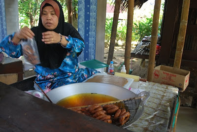 Food MANIA: Kuih Karas & Cucur Meniram aka Denderam @ Kota 