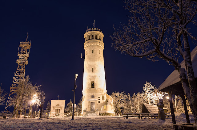 Podświetlona wieża widokowa na Wielkiej Sowie widziana nocą
