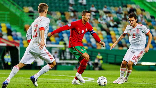 Cristiano Ronaldo entre Diego Llorente y Dani Ceballos. SELECCIÓN DE PORTUGAL 0 SELECCIÓN DE ESPAÑA 0. 07/10/2020. Partido internacional amistoso. Lisboa, Portugal, estadio José Alvalade. GOLES: No hubo.