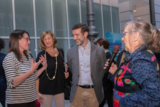 mariposas y cerezas en la exposicion textil