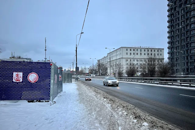 улица Мнёвники, гостиница Moscow Holiday, бизнес-центр «Мострансагентства», жилой комплекс Big Time