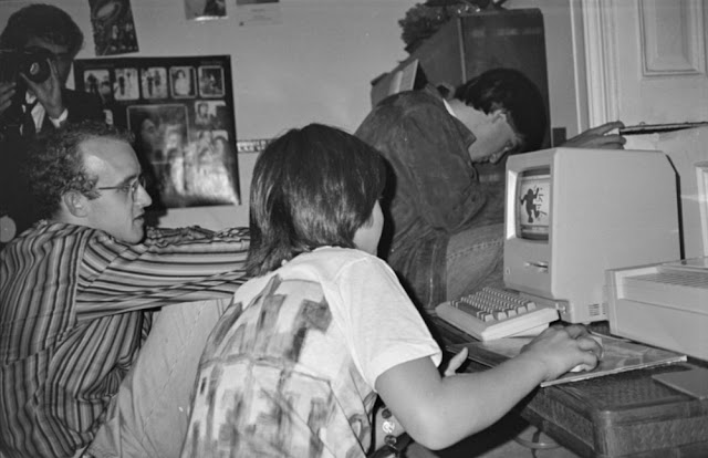 Steve Jobs enseñando cómo usar un Macintosh en 1984 a Andy Warhol y Sean Lennon