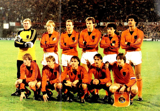 SELECCIÓN DE HOLANDA. Temporada 1983-84. Piet Schrijvers, Ronald Koeman, Willy van de Kerkhof, Peter Houtman, Gerald Vanenburg y Rudd Gullit; Erwin Koeman, Bud Brocken, Peter Boeve, Edo Ophof y Bennie Wijnstekers. SELECCIÓN DE HOLANDA 2 (Houtman, Gullit) SELECCIÓN DE ESPAÑA 1 (Santillana). 16/11/1983. VII Copa de Europa de Selecciones Nacionales, Francia 1984, fase de clasificación, Grupo 7. Rotterdam, Holanda, Feijenoord Stadion.