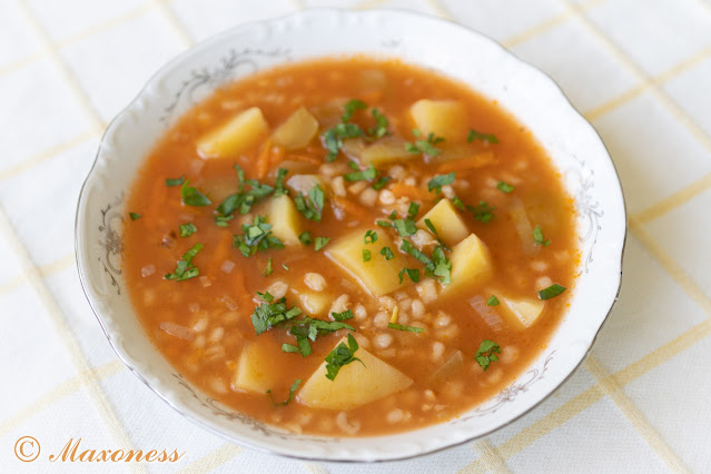 Рассольник с перловкой и солёными огурцами. Русская кухня