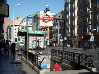 Entrada de Metro con el nombre de Tetuán, zona de numerosos comercios de todo tipo.