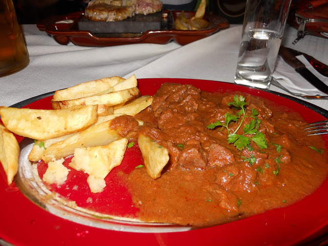 piatto con carne e patate fritte 