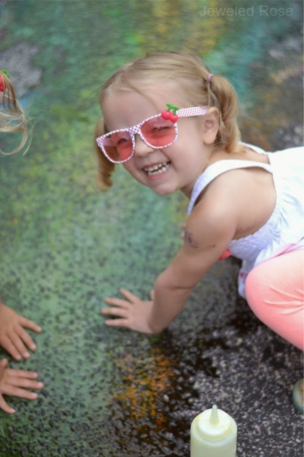 Make sidewalk chalk for kids that changes color as they play!  Only 3 ingredients! #sidewalkchalk #sidewalkpaint #squirtychalk #activitiesforkids #growingajeweledrose