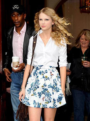 Now that you know how great Taylor's casual look is, let's see some of her 