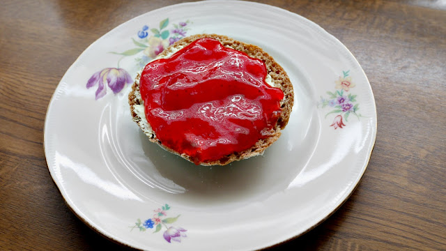 Selbstgebackene Brötchen mit deftiger Krume