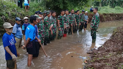 Tak Ada Kata Libur, 17 Subsektor Di Wilayah Sektor 21 Lakukan Karya Bakti Di Aliran Sungai 