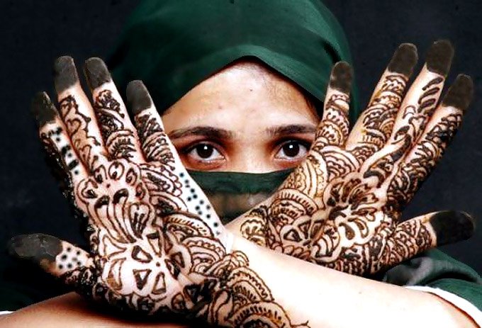 tattoos can be made using many colors, henna tattoos create designs