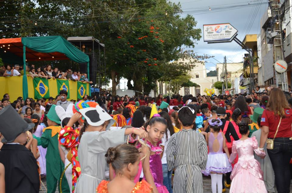 Resultado de imagem para desfile cívico  taquaritinga do norte