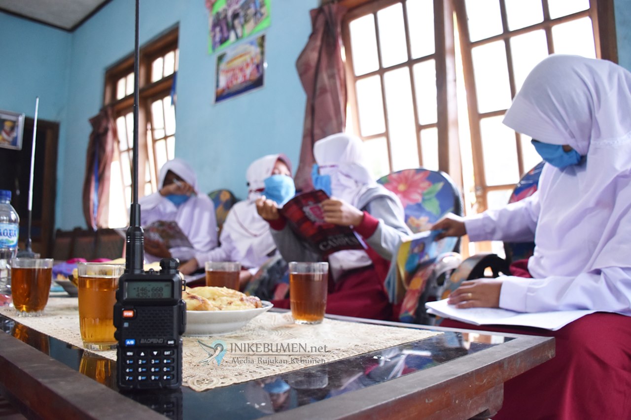 Susah Sinyal, ORARI Kebumen Fasilitasi Belajar Jarak Jauh Pakai HT