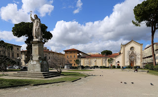 Piazza Savonarola, statua e chiesa - Firenze