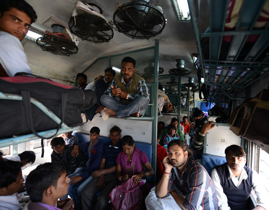 12 Foto Suasana Kereta Api di India Ini Ini Bikin Ngeri 