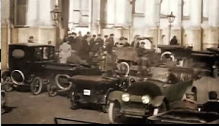 Cadillac type 57 vert olive de 1917 garé devant le Kremlin Moscou en 1923